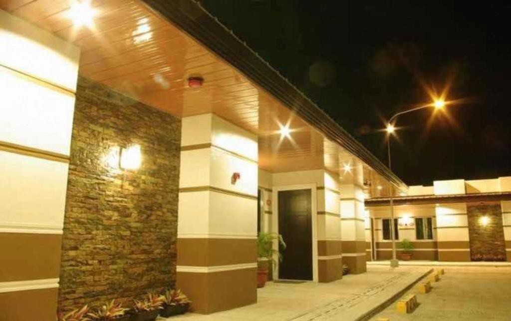 The Red Palm Suites And Restaurant Butuan City Εξωτερικό φωτογραφία